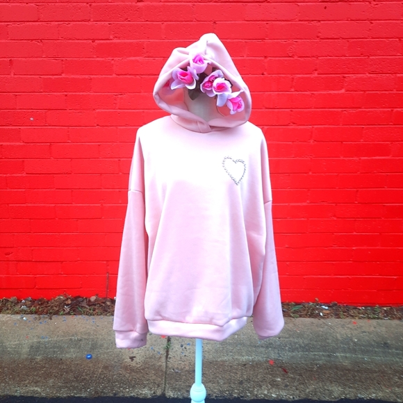 NEW💗open back  hoodie with rhinestone heart🩷!  All eyes will be on you🩷😉💋 - Picture 3 of 10